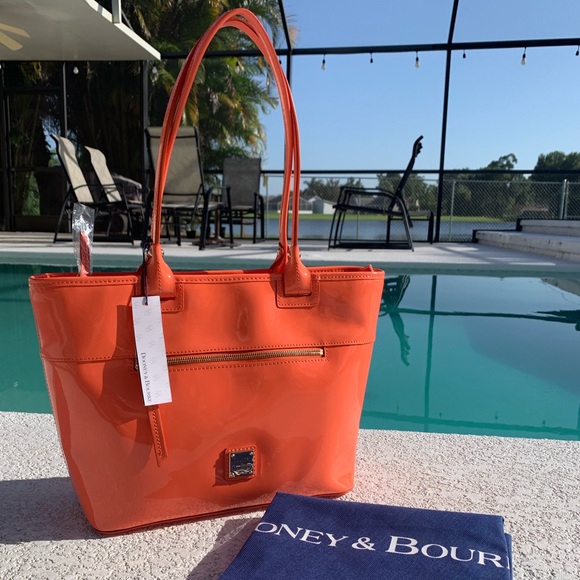 Dooney & Bourke Handbags - 🍑Dooney & Bourke Coral Zip Patent Leather Tote🍑